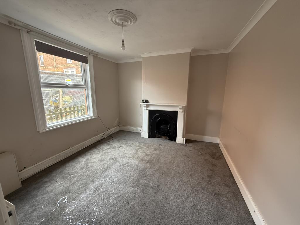 Lot: 154 - END-TERRACE PROPERTY FOR UPDATING - Living room